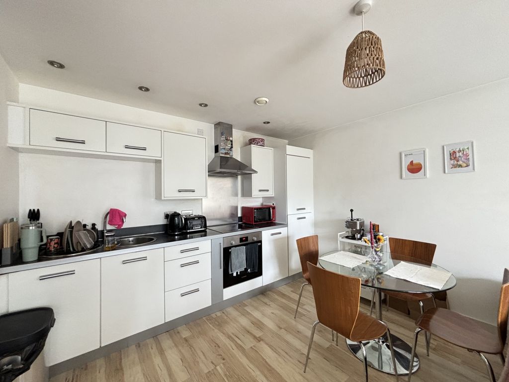 Property photo 2 of 14 Image00008