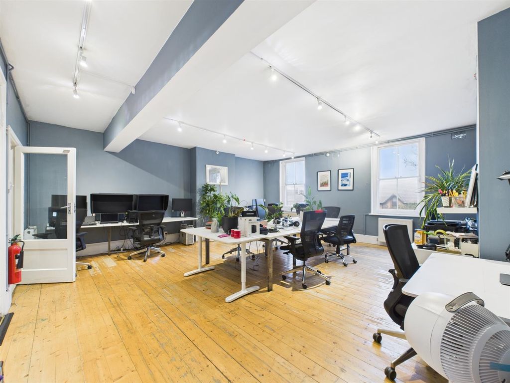 Property photo 1 of 18 Cam04237G0-Pr0250-Still012.Jpg