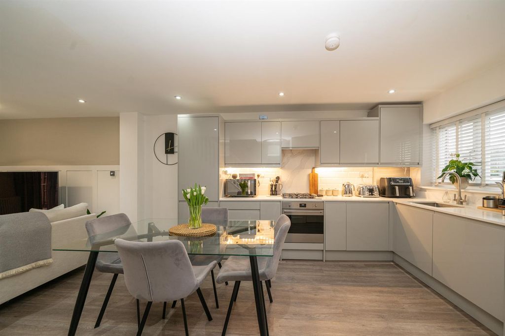 Property photo 3 of 16 5-Savoy-Close-8660.Jpg