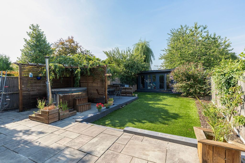 Property photo 3 of 28