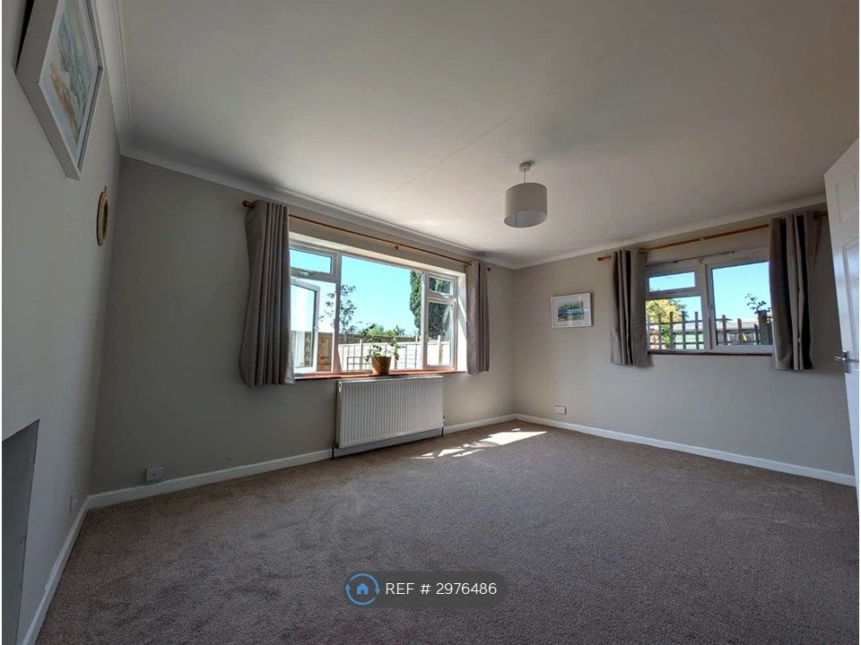 Property photo 1 of 13 Bright & Spacious South-Facing Lounge