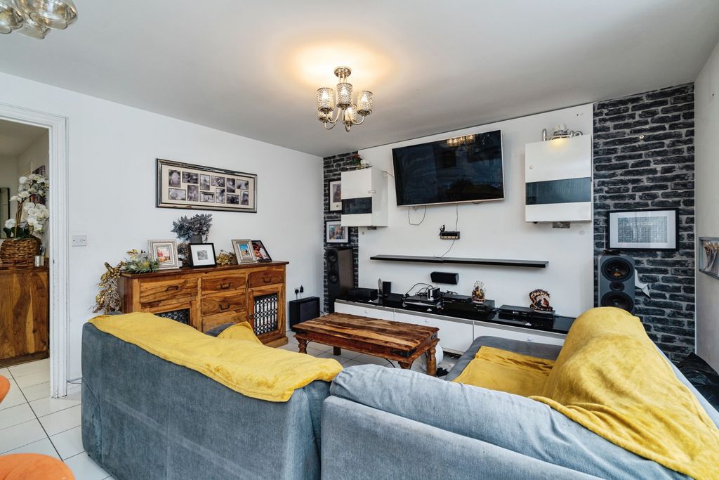 Property photo 2 of 20 Lounge