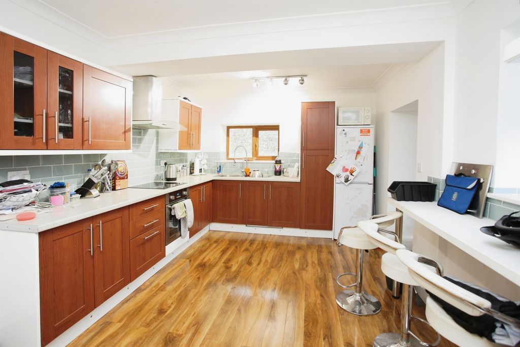 Property photo 3 of 32