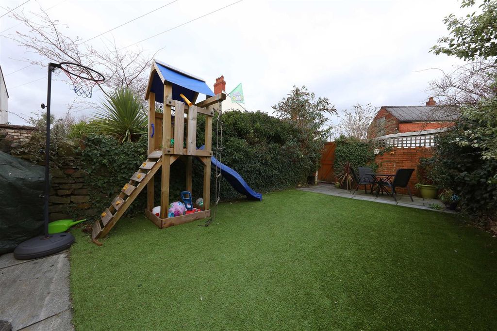 Property photo 3 of 24 21 Roath Ct Place 9217.Jpg