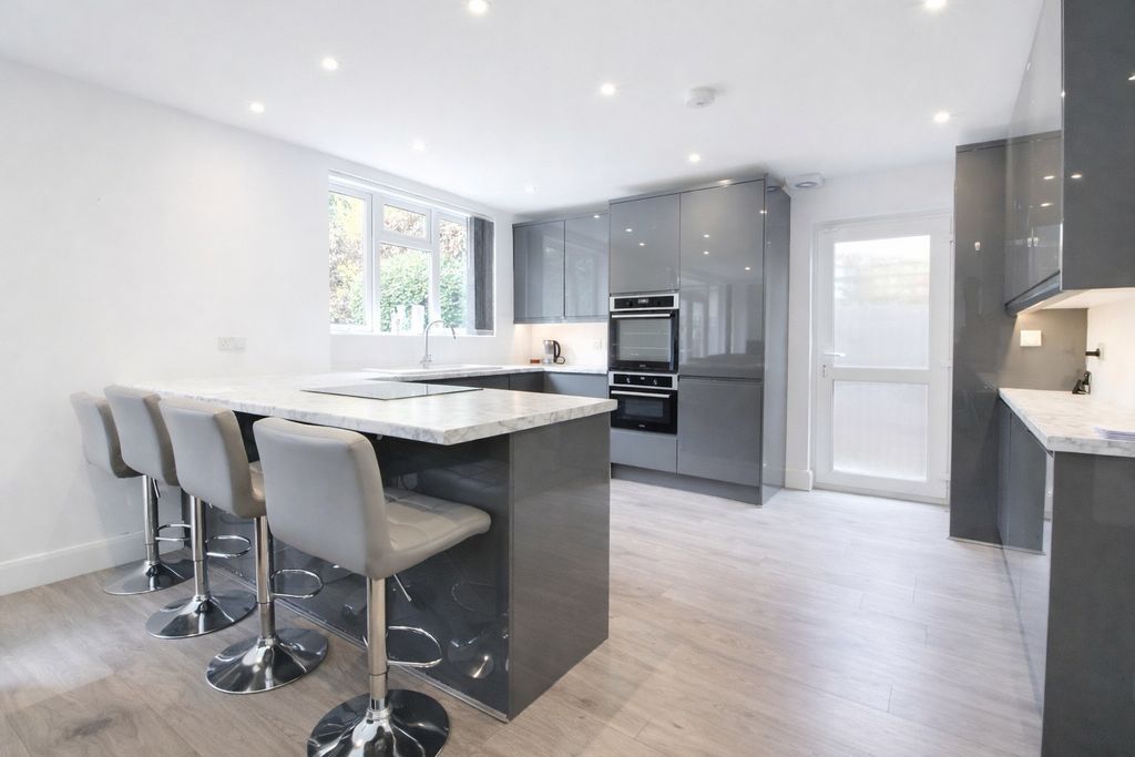 Property photo 3 of 16 Photo 10