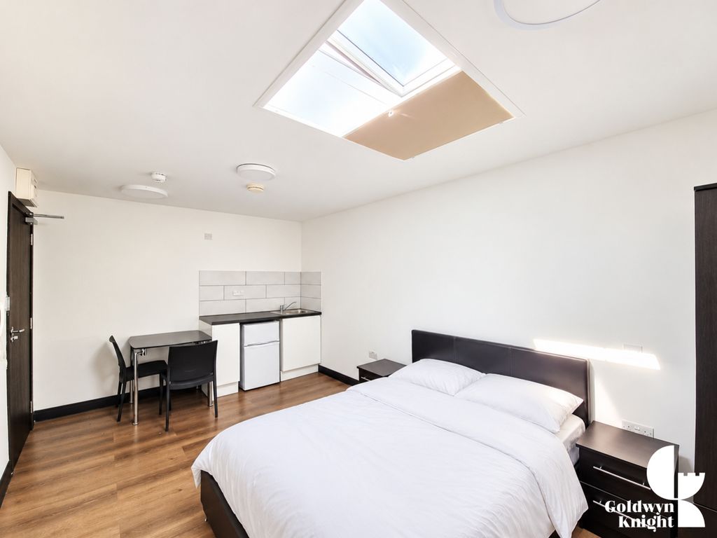 Property photo 1 of 9 Modern Minimalist Studio With Skylight