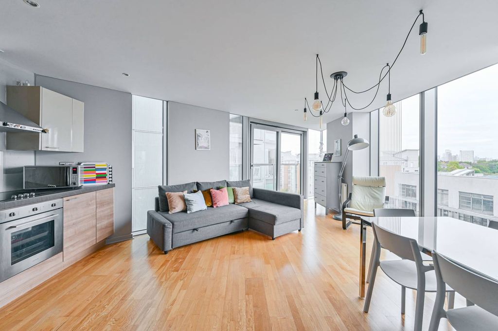 Property photo 3 of 21