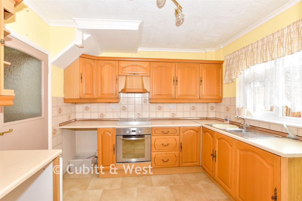 Property photo 3 of 10 Kitchen