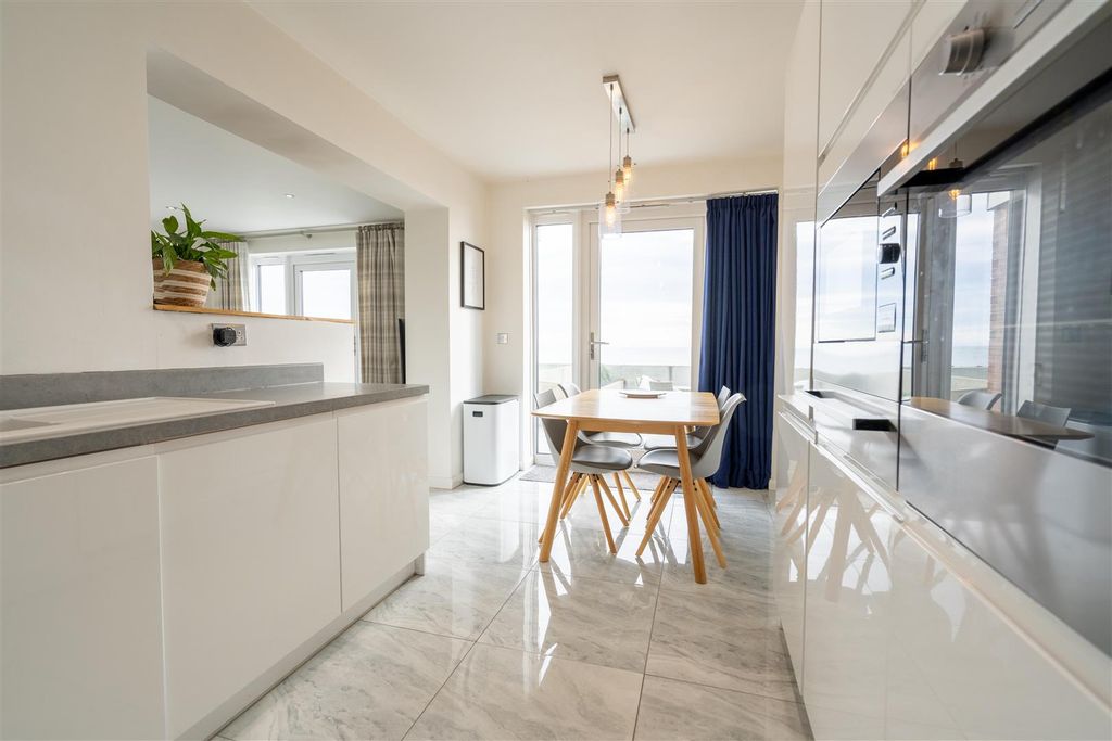 Property photo 3 of 17 Kitchen / Diner