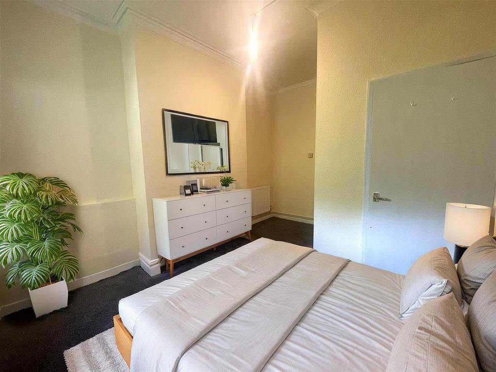 Property photo 2 of 10 Flat-1-24-Severn-Street-Bedroom - Bedroom - Scandinavian - 4.Jpg