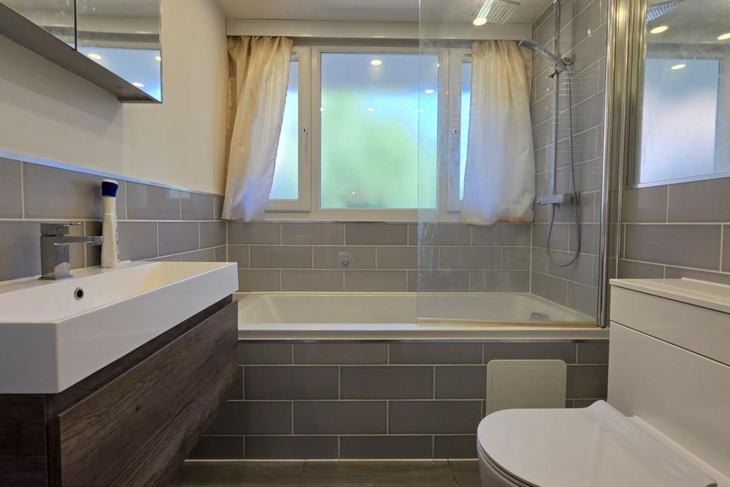 Property photo 1 of 10 Bathroom.Jpg