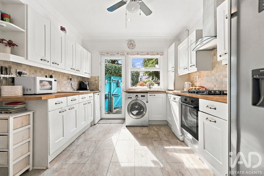 Property photo 2 of 20