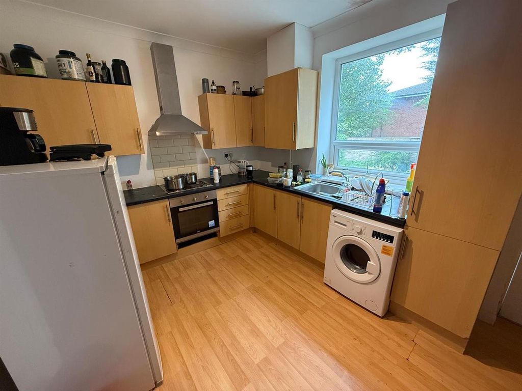 Property photo 3 of 11 Kitchen