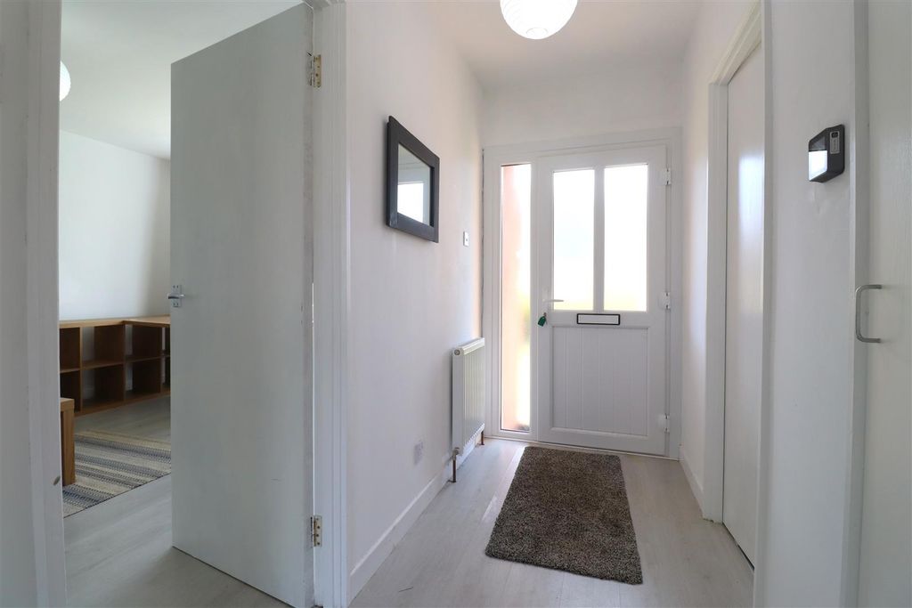 Property photo 2 of 21 Entrance Hall