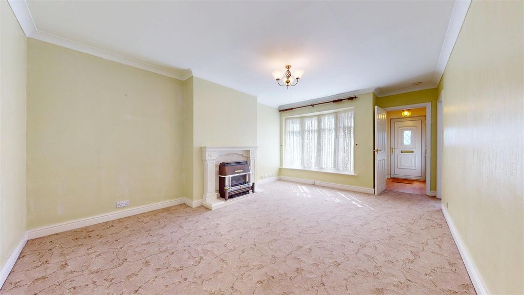 Property photo 3 of 21 Hyacinth Close Living Room