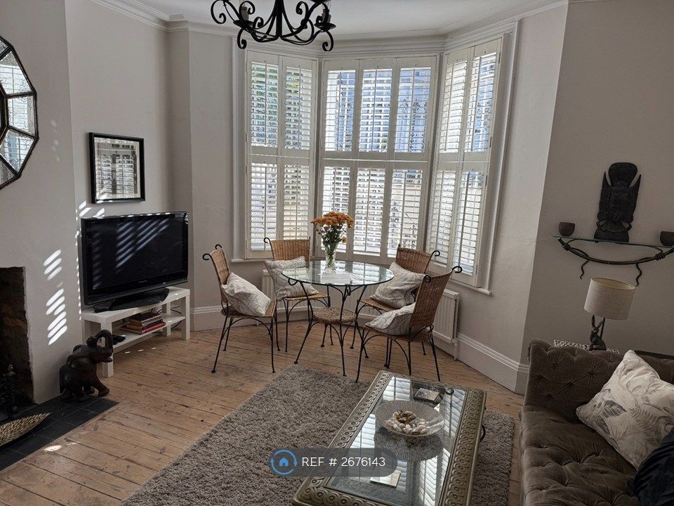 Property photo 1 of 8 Living Room