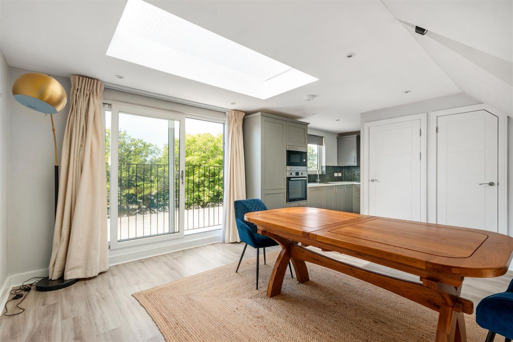 Property photo 2 of 10 Martin Way