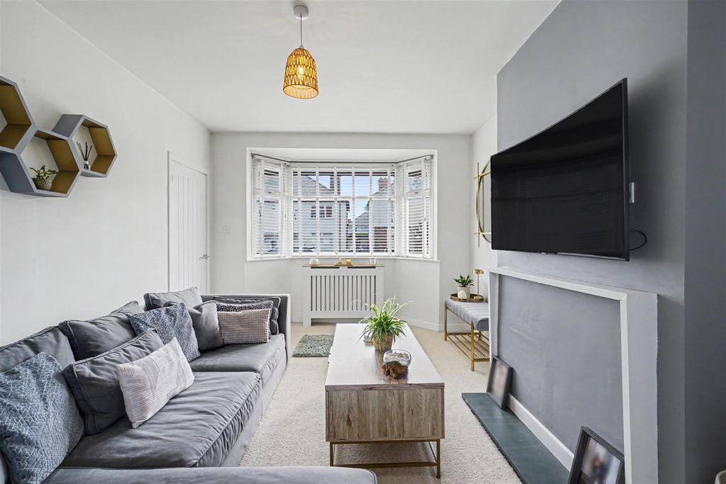 Property photo 2 of 19 Lounge