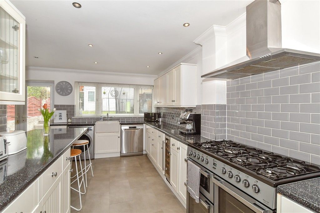 Property photo 3 of 23 Kitchen/Breakfast Area