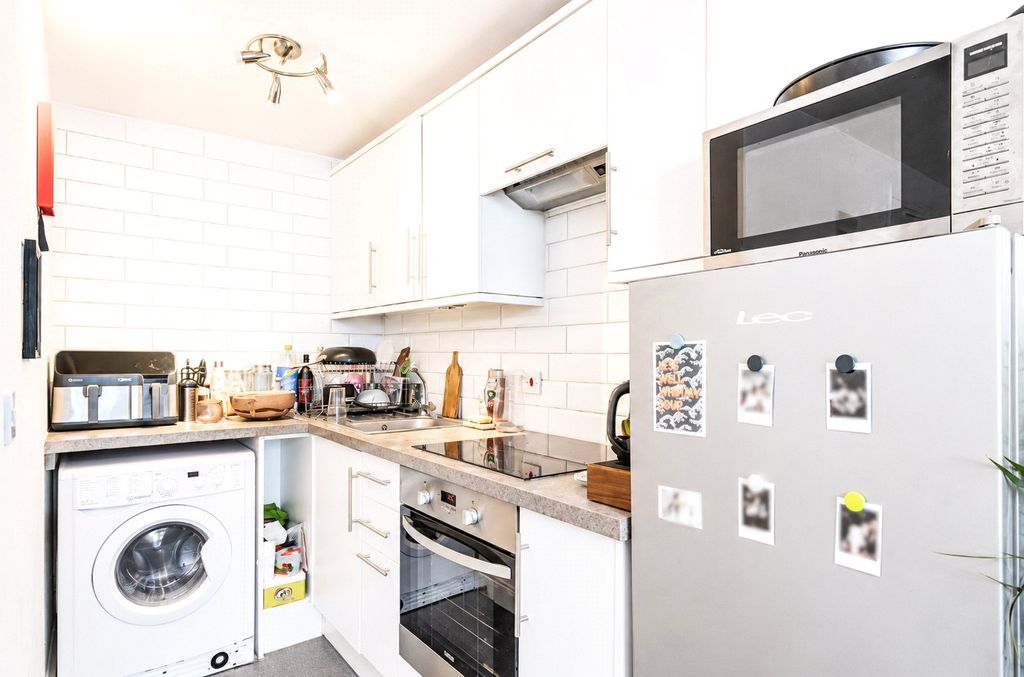 Property photo 3 of 10 Kitchen