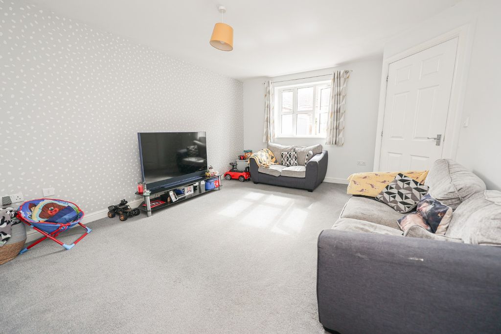 Property photo 3 of 14 4330912