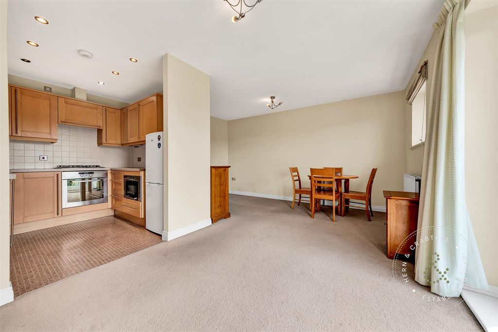 Property photo 3 of 14 Clive-Hall-Court-07.Jpg