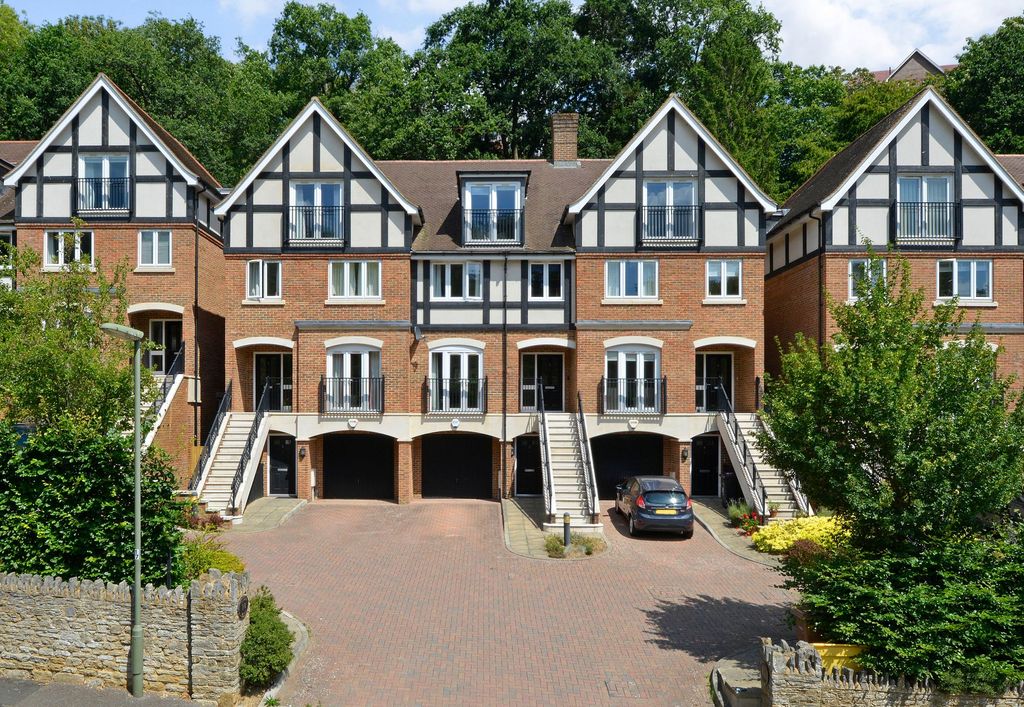 Property photo 1 of 16 Albury Mews