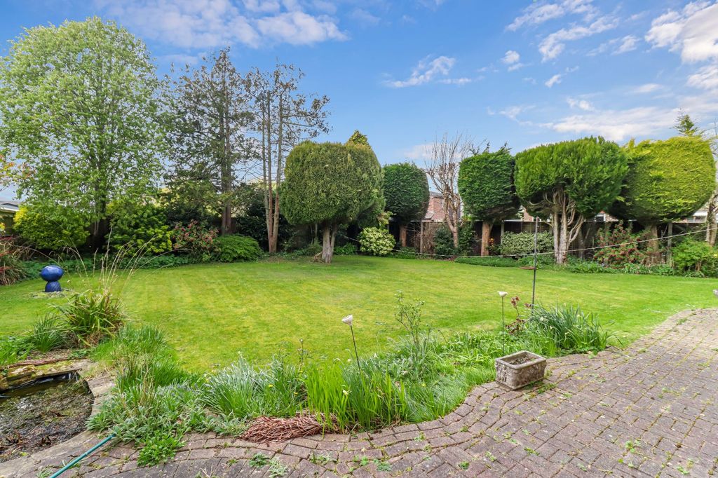 Property photo 2 of 13 Garden