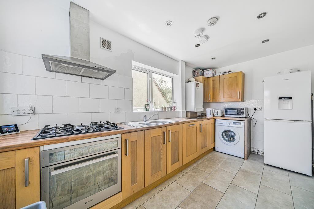 Property photo 3 of 10 Kitchen