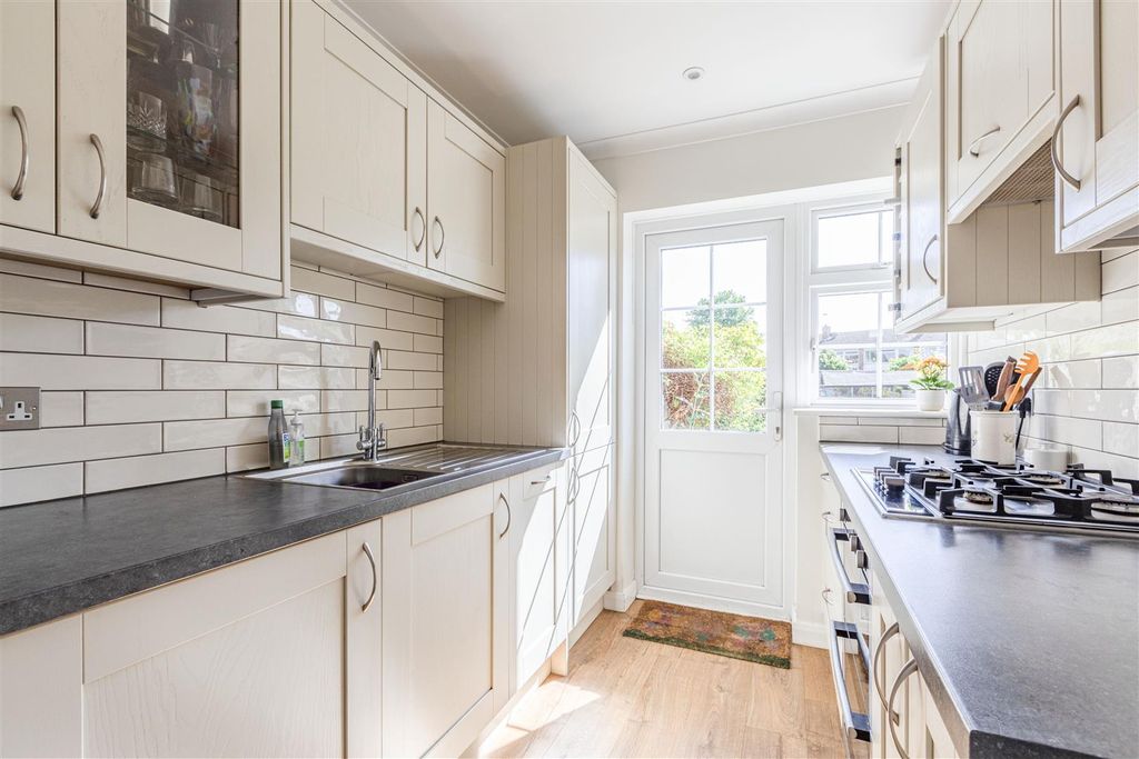 Property photo 2 of 14 4 Digby Way, Byfleet - 10.Jpg