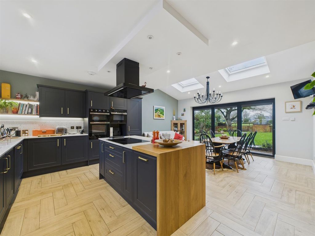 Property photo 3 of 21 Cam03972G0-Pr0210-Still002.Jpg