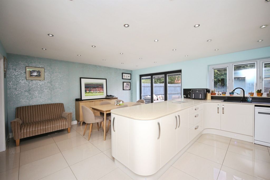 Property photo 2 of 28