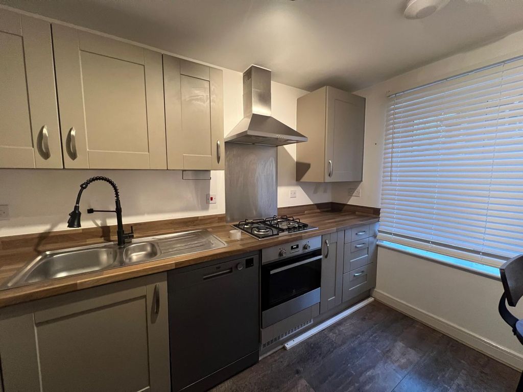 Property photo 3 of 11 Kitchen
