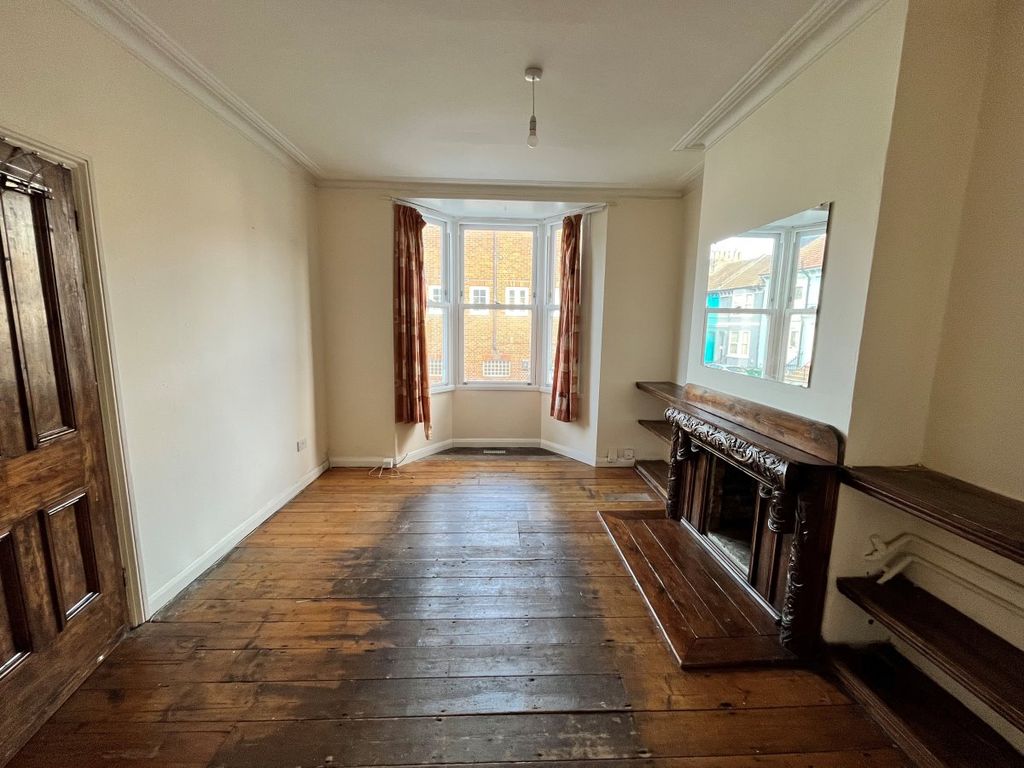 Property photo 3 of 10 Lounge