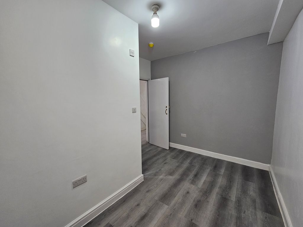 Property photo 3 of 7 Room 1