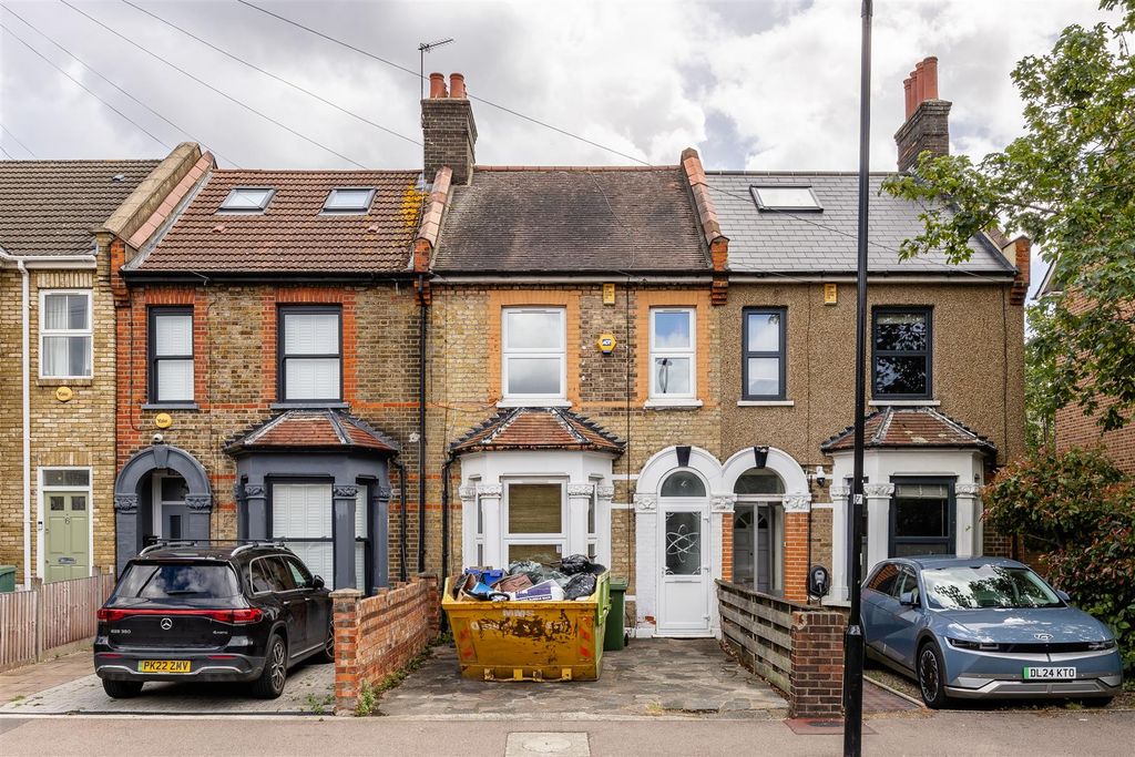 Property photo 1 of 30 Gladding Road, E12