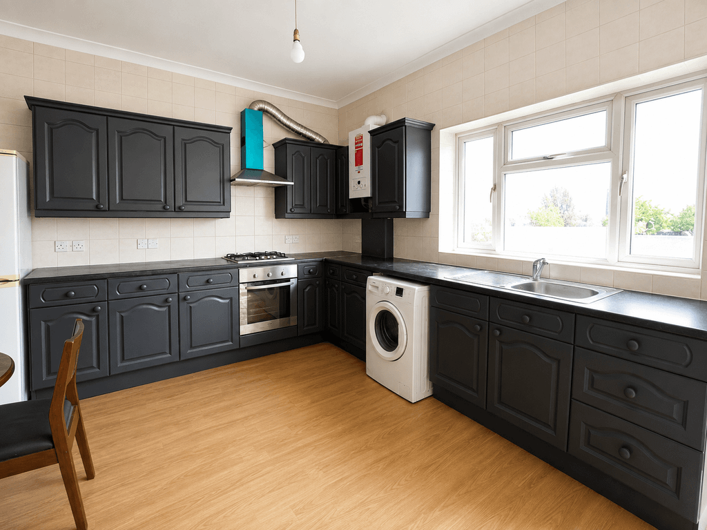 Property photo 1 of 7 4 Bed Flat To Rent King Street, Southall Ub2