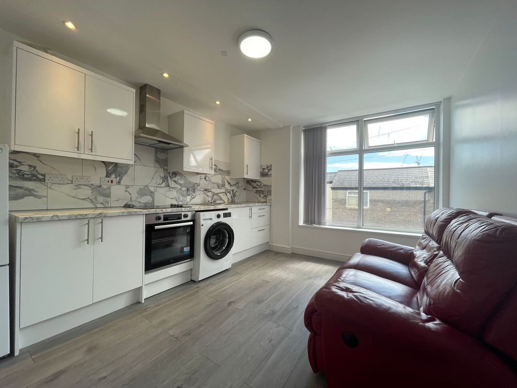 Property photo 1 of 7 Living/Kitchen Room