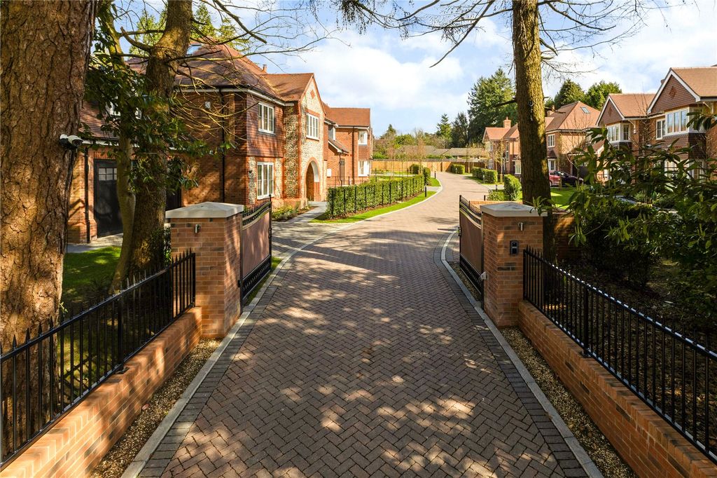 Property photo 2 of 14 Front Gates