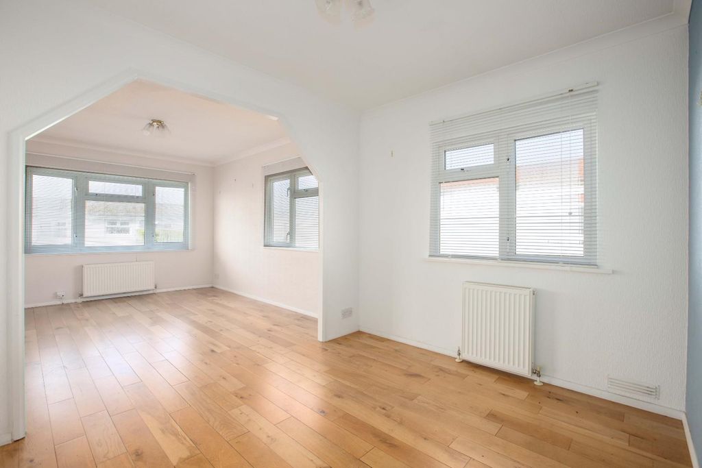 Property photo 3 of 14 Regents Close.Jpg