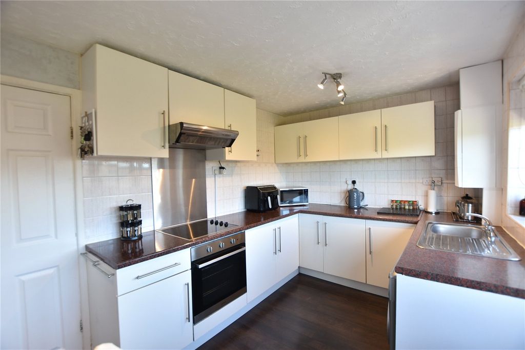 Property photo 1 of 17 Kitchen