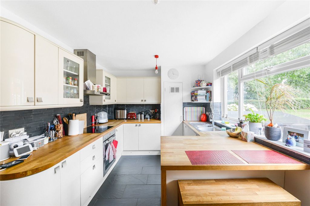 Property photo 3 of 9 Kitchen