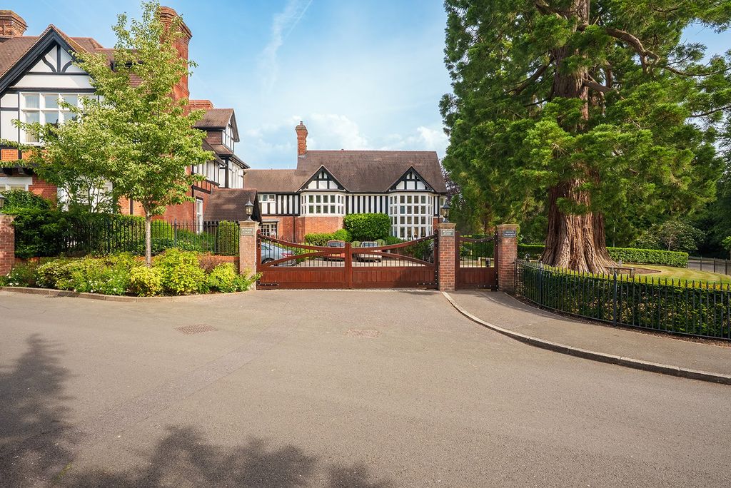 Additional image 20 of 3 bed flat for saleQueen Elizabeth Crescent, Beaconsfield, Buckinghamshire HP9