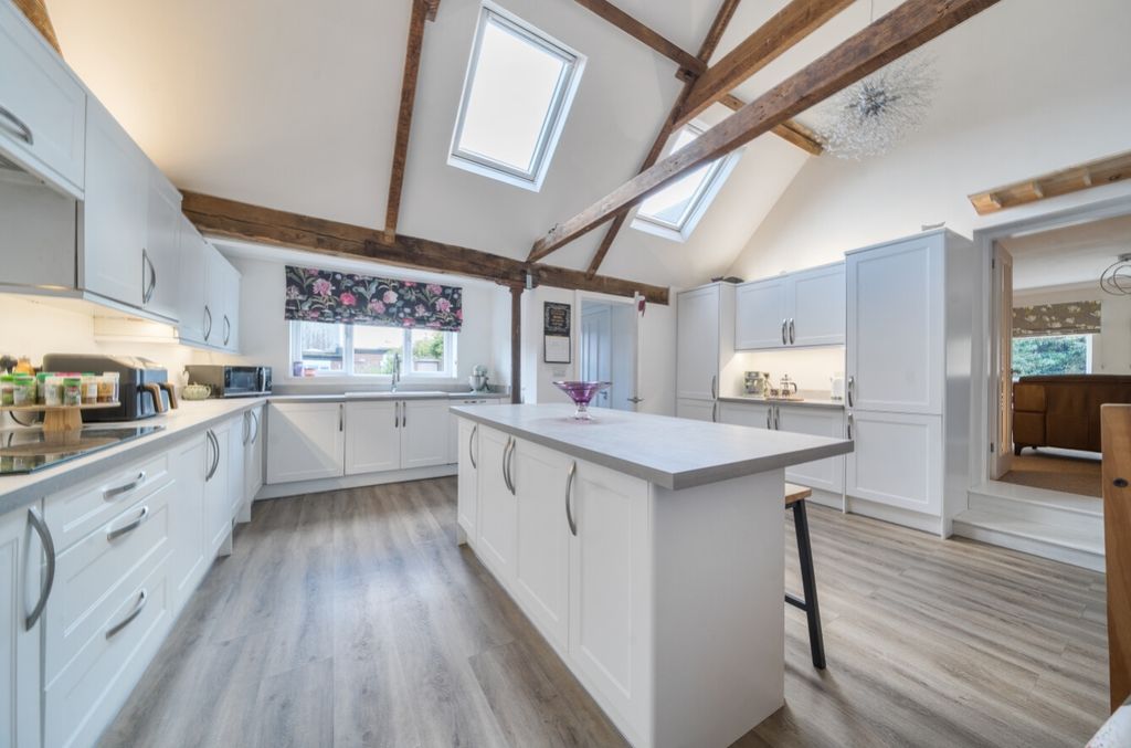 Property photo 2 of 22 1349539-22-68c32Bcab34Bf-Arw-1