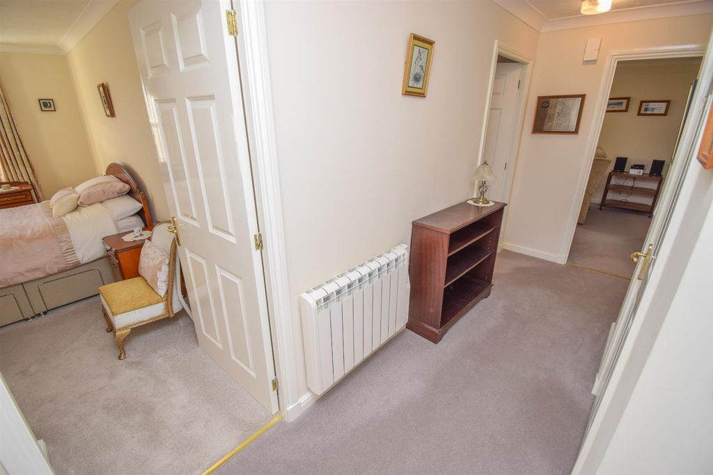 Property photo 3 of 18 Hallway (2)-2.Jpg