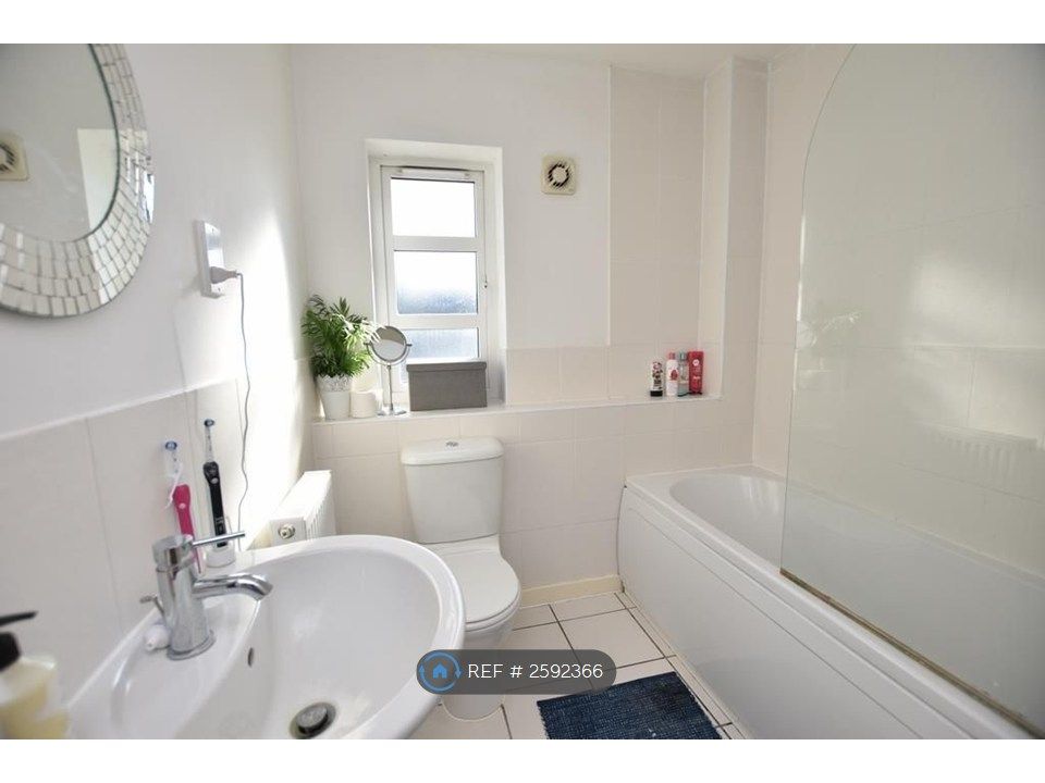 Property photo 3 of 14 Bathroom 1