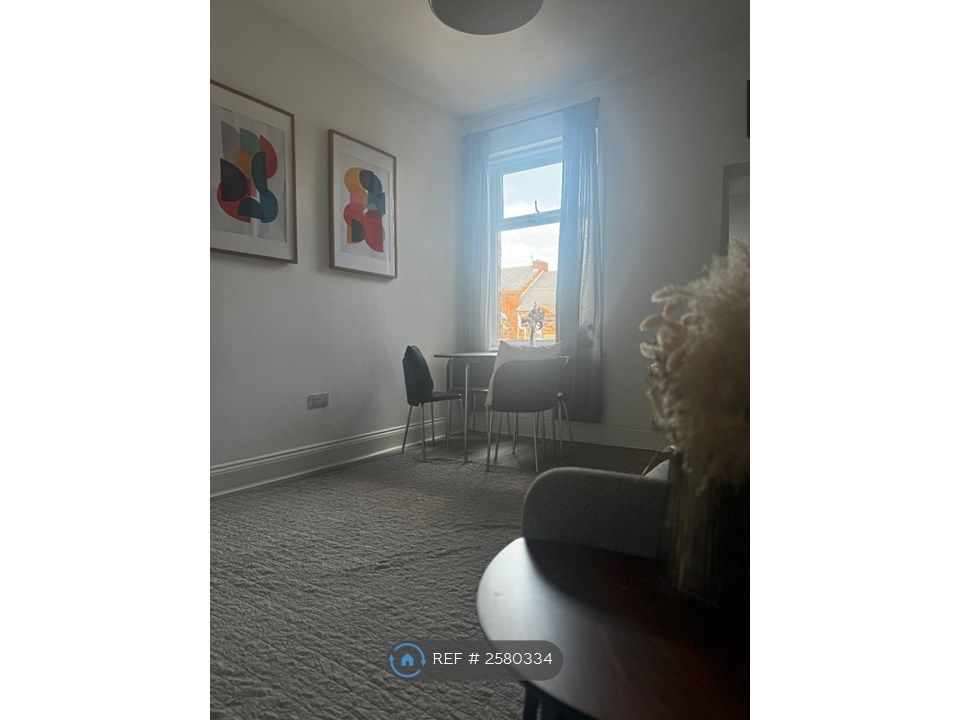 Property photo 3 of 17 Living Room