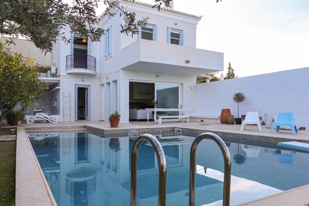 Property photo 1 of 32