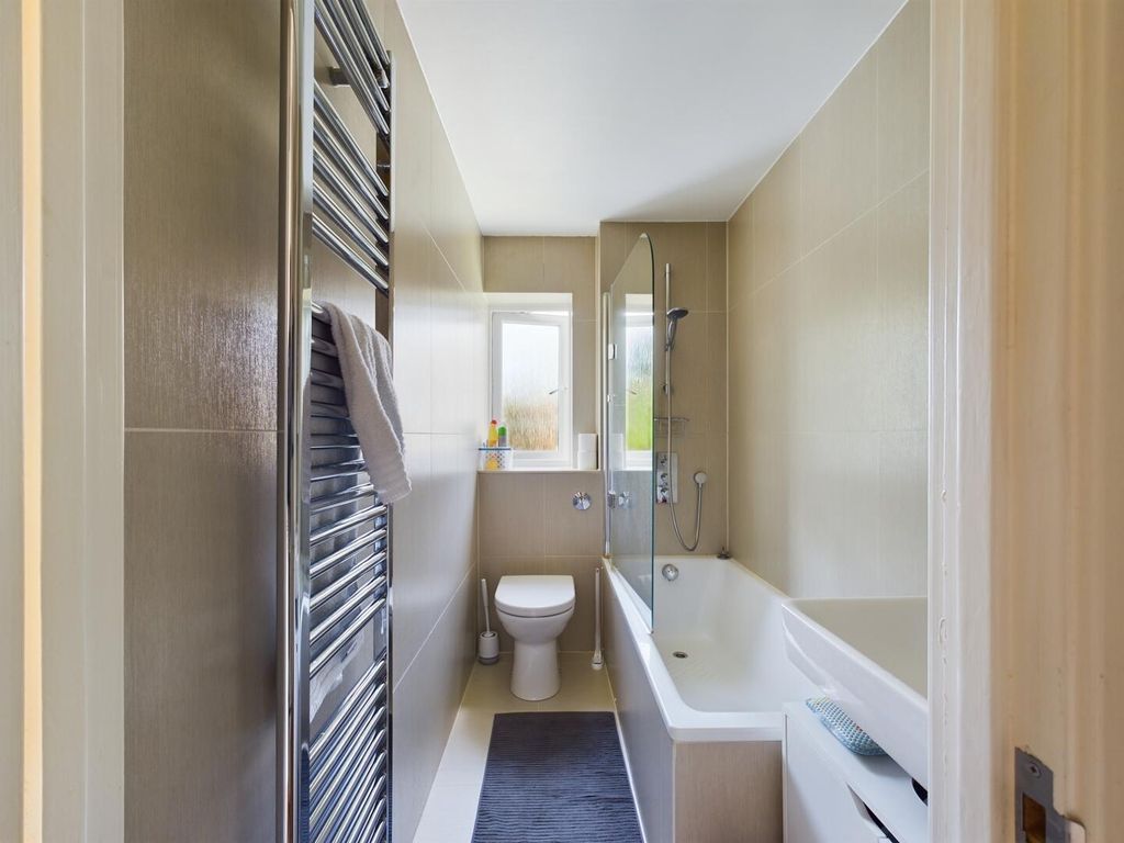 Property photo 3 of 17 Bathroom