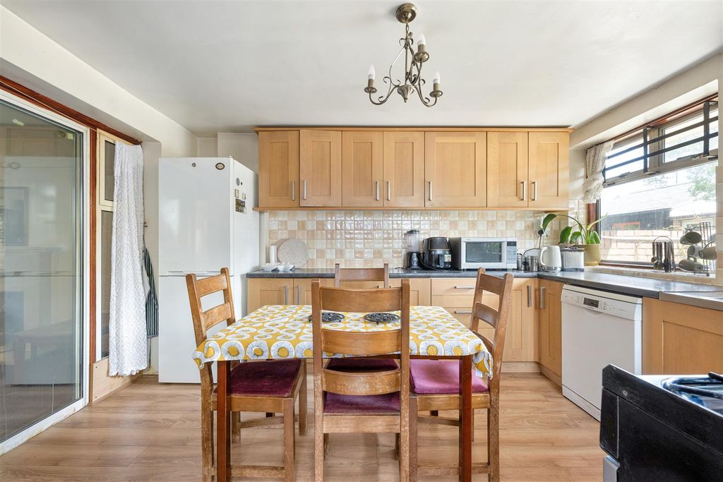 Property photo 3 of 44 Mildenhall Road, E5